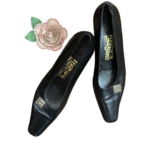 Salvatore Ferragamo 8 1/2 B Gancio Leather Pumps - Picture 1 of 8